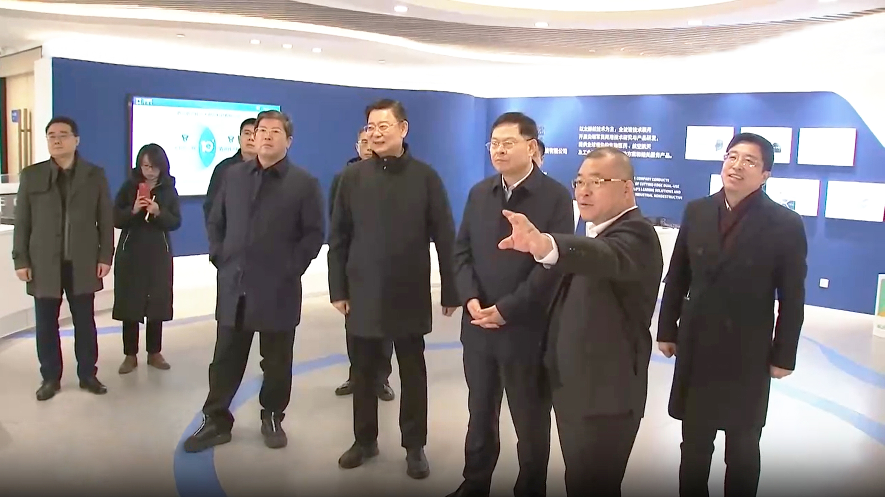 青島市委副書(shū)記、市長(zhǎng)趙豪志調(diào)研青源峰達(dá)太赫茲關(guān)鍵技術(shù)研發(fā)和科技成果轉(zhuǎn)化工作
